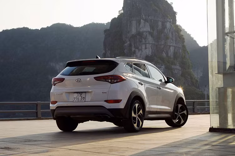 Thiết kế của mẫu xe Hyundai Tucson khá ấn tượng, mang phong cách của “đàn anh” SantaFe với các đường gân chạy dọc thân xe được nối từ phần gờ nổi của hốc hút gió chứa đèn sương mù tạo kiểu dáng khí động học mang đặc trưng của triết lý “Điêu khắc dòng chảy 2.0” danh tiếng.