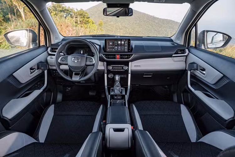 Sự thành công của Toyota Veloz Cross bắt nguồn từ yếu tố thương hiệu, cộng với phong cách thiết kế MPV lai SUV khá thể thao và trang bị tiện nghi, an toàn tương đối đầy đủ. Mẫu xe này sở hữu hệ thống đèn LED, màn hình thông tin giải trí 9 inch, phanh tay điện tử, điều hòa tự động và gói an toàn chủ động Toyota Safety Sense.
