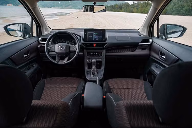 Có thể kể đến một số trang bị nổi bật của Toyota Avanza Premio như đèn pha LED, vành 16 inch, màn hình cảm ứng trung tâm 8 inch và hệ thống âm thanh 4 loa. Tuy nhiên, xe không có những tính năng an toàn chủ động Toyota Safety Sense như Toyota Veloz Cross và một số đối thủ cùng phân khúc.