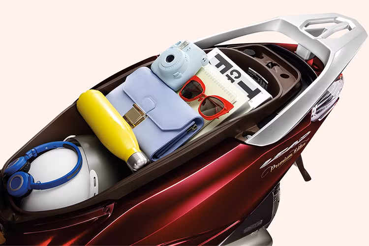 Các tiện ích khác của xe vẫn được giữ nguyên như cốp xe rộng 37 lít với thiết kế hợp lý giúp chứa được 2 mũ bảo hiểm cả đầu cỡ lớn và nhiều vật dụng cá nhân, hộc chứa đồ trước 500ml có lẫy đống mở tiện lợi.
