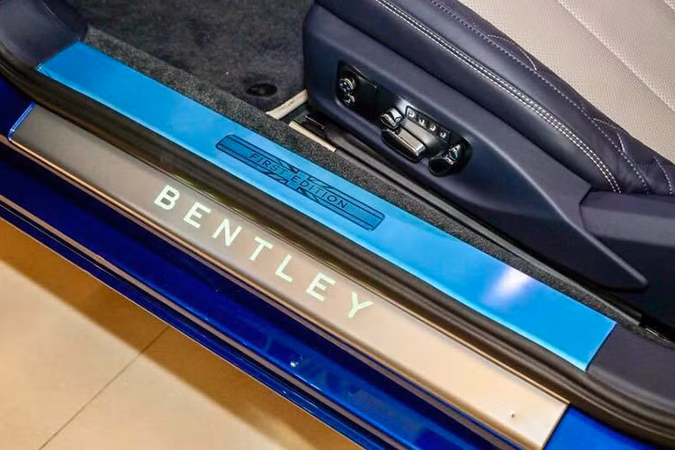 Bên trong nội thất của mẫu xe siêu sang Bentley Continental GT First Edition 2018 có nhiều chi tiết được khâu hình quả trám và chỉ khâu tương phản. Bentley cung cấp đến 4 loại gỗ ốp cho nội thất của Continental GT First Edition 2018 như Dark Stained Madrona, Dark Fiddleback Eucalyptus, Tamo Ash và Liquid Amber.