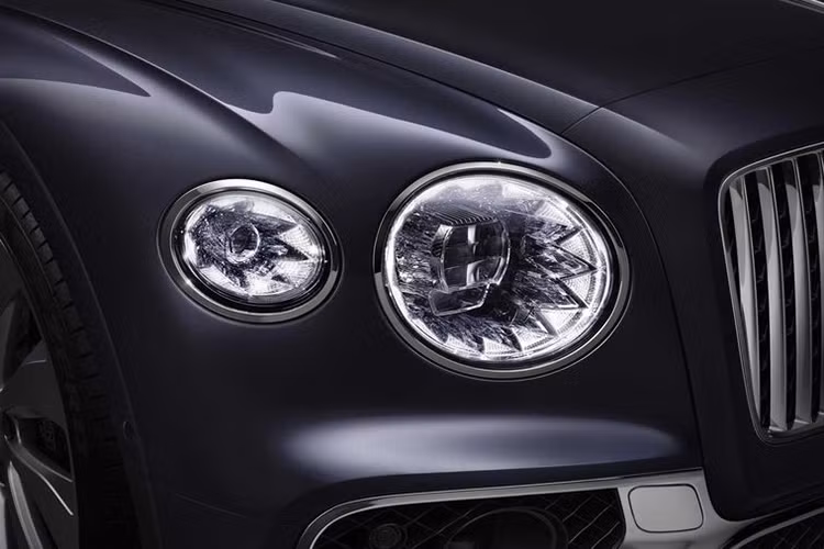 Về thiết kế, sự sang trọng của Flying Spur được tăng cường nhờ có thêm những đường chạy nổi ngang hông, mang lại vóc dáng thể thao hơn, mạnh mẽ hơn cho xe. Và rõ ràng Flying Spur thế hệ mới cũng vay mượn khá nhiều chi tiết từ người anh em Continental GT (đã được tinh chỉnh để phù hợp hơn với chiếc sedan 4 cửa).