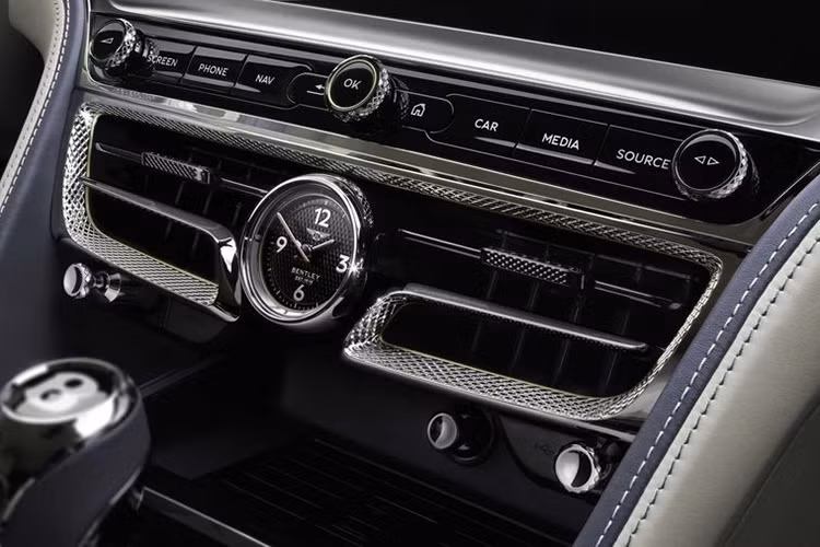 Sức mạnh của Bentley Flying Spur mới đến từ động cơ tăng áp kép W12 6.0L cho công suất 626 mã lực và 900Nm mô-men xoắn tương tự như Bentayga Speed. Thông qua hộp số tự động 8 cấp và hệ dẫn động 4 bánh toàn thời gian, chiếc sedan nặng 2.435 kg có thể tăng tốc từ 0 - 100 km/h chỉ trong 3,8 giây, tốc độ tối đa đạt 333 km/h.