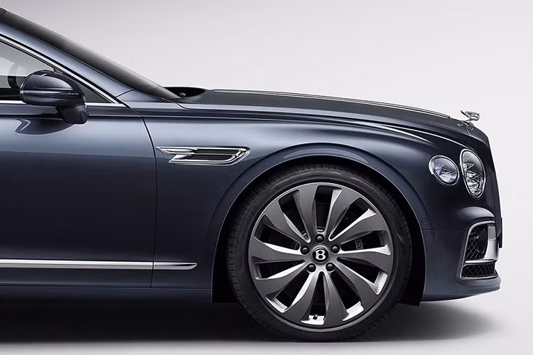Để gợi nhắc về chiếc S1 Continental Flying Spur 1957, Bentley Flying Spur thế hệ mới còn sở hữu lưới tản nhiệt cỡ lớn dạng thanh dọc độc đáo. Theo hãng công bố, Flying Spur 2020 sẽ có 17 lựa chọn sơn và các hoàn thiện crôm sáng hay đen cho phần lưới tản nhiệt phụ nằm bên dưới.