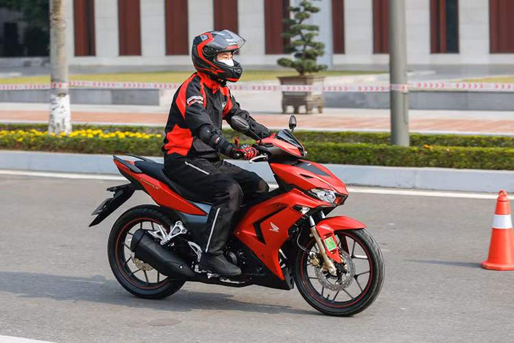 Honda Winner X giam tiep 3 trieu dong, 