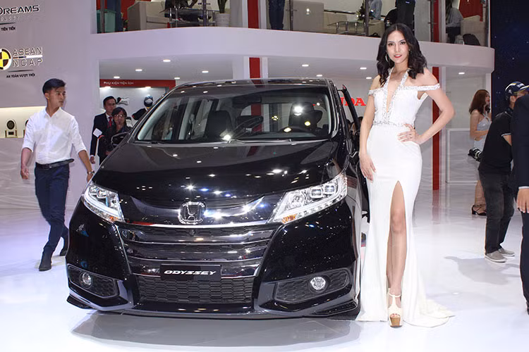 Ra mắt chính thức vào tháng 3/2016, Honda Odyssey đã trở thành một trong những mẫu xe có doanh số tốt nhất trong phân khúc xe đa dụng hạng sang nhập khẩu với trên 50% thị phần (Từ tháng 3/2016 đến hết tháng 6/2017). Với mức giá giá 1,99 tỷ đồng, đây được xem là mẫu xe sáng giá trong phân khúc MPV vốn khá ít ỏi tại thị trường ôtô Việt.
