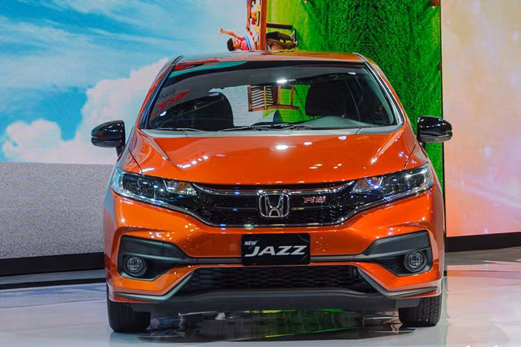 Điểm nhấn của gian hàng Honda chính là Jazz - mẫu hatchback 5 cửa hoàn toàn mới, lần đầu tiên xuất hiện tại thị trường Việt Nam. Honda Jazz đại diện cho kỷ nguyên mới của Honda với thiết kế thể thao và thời trang cùng công nghệ truyền động tiên tiến “Earth Dreams Technology”. Mẫu xe này sẽ được nhập khẩu từ Thái Lan và bán chính thức vào Quý 1 năm 2018.
