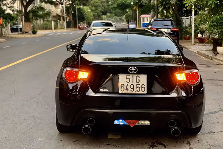 Toyota 86 sở hữu vẻ đẹp trẻ trung, hiện đại đầy cá tính. Phần đầu xe thấp với nắp ca pô phẳng, lưới tản nhiệt lớn được dời xuống phía dưới cản trước và đặt ở vị trí thấp, tạo nên phong cách đặc trưng của dòng xe thể thao. Đèn pha vuốt nhọn tích hợp đèn LED chạy ban ngày. Đèn sau LED được thiết kế đơn giản nhưng sắc sảo, bộ khuếch tán được nâng cao mô phỏng phong cách xe đua thể thao.