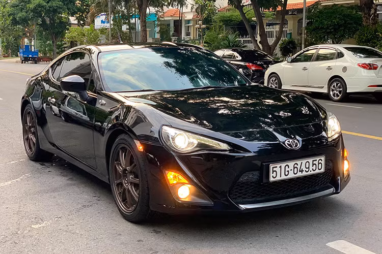 Toyota Việt Nam từng chào giá xe Toyota 86 ở mức 1,65 tỷ đồng tại Việt Nam vào năm 2012, sau đó đã ngừng nhập khẩu 86 vào năm 2016 và hiện nay dòng xe này trở thành hàng hiếm trên thị trường. Chiếc xe trong bài viết này đang được rao bán với mức giá 880 triệu đồng tại TP HCM và đã lăn bánh được khoảng 15.000 km.