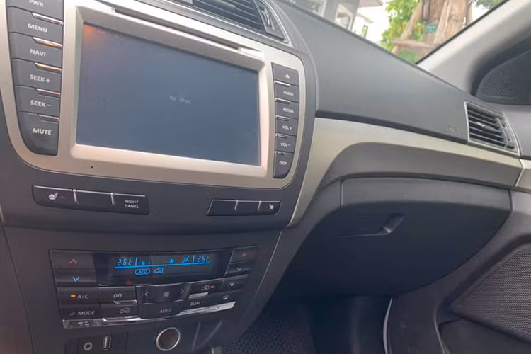 Chiếc BAIC X65 trong bài viết này còn được trang bị cửa sổ trời toàn cảnh, có chiều dài lên tới 930 mm, rộng 630 mm mang đến một không gian thông thoáng cho những người ngồi trong xe.