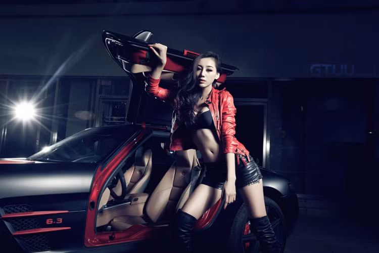 Siêu xe "cánh chim" Mercedes-Benz SLS AMG này sở hữu ngoại hình màu đen nhám đầy mê hoặc. Đây là mẫu coupe 2 chỗ ngồi với động cơ đặt trước, hệ dẫn động cầu sau được phát triển bởi Mercedes-AMG.