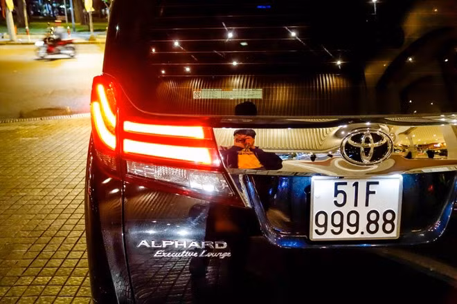 Tại thị trường Việt Nam, Toyota Alphard được rao bán giá 3,7 tỷ đồng. Với mức giá này, người dùng có khá nhiều lựa chọn như những chiếc SUV hạng sang của BMW, Audi hay Mercedes...