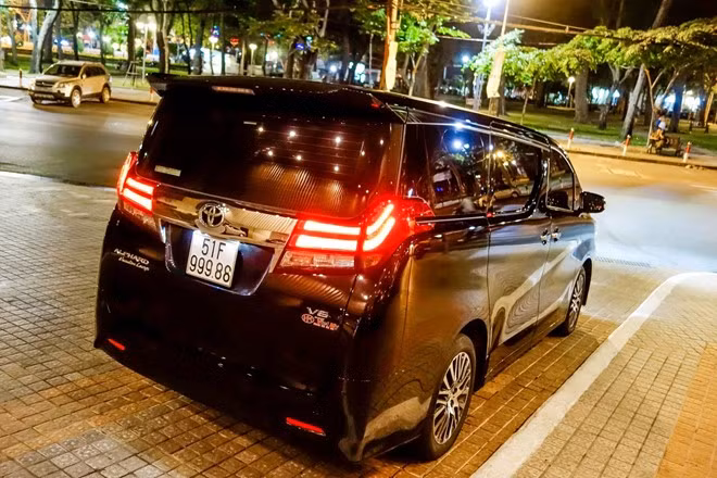 Thế hệ mới có lưới tản nhiệt rất lớn, tương tự Toyota Crown. Chiều dài xe thêm 60 mm, chiều rộng 20 mm và chiều dài cơ sở thêm 50 mm. Tuy nhiên độ cao giảm 10 mm nhằm tăng tính thể thao.