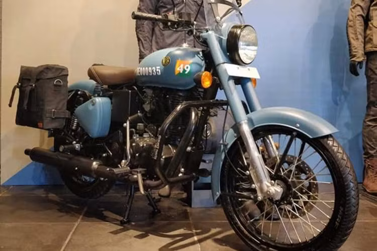 Lấy tên từ đơn vị Lục quân Ấn Độ Quân (Indian Army Corps of Signals), phiên bản Royal Enfield 350 Classic Signals mới này sẽ có hai phiên bản bao gồm Airborne Blue và Storm Rider Sand.