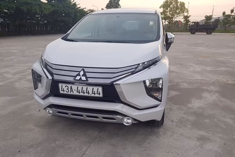 Mới đây, trên mạng xã hội bất ngờ đang lan truyền bức ảnh chụp lại chiếc xe bình dân Mitsubishi Xpander mới đeo biển "ngũ quý 4" siêu đẹp. Được biết, "bàn tay vàng trong làng bốc biển" lần này thuộc về một khách hàng tại Đà Nẵng cùng dãy số 43A-444.44. Theo đó, nhiều người cho biết, với 5 số 4 có thể tạm dịch là "Trường sinh bất tử".