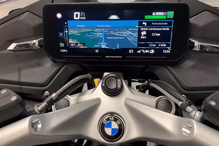 Là một mẫu Touring hiện đại, BMW R1250RT 2022 được trang bị gói Premium Package sở hữu nhiều trang bị tối tân như màn hình màu TFT mới kết nối được cùng điện thoại thông minh, hệ thống phuộc trước điều chỉnh điện bán chủ động, chế độ lái Pro,...