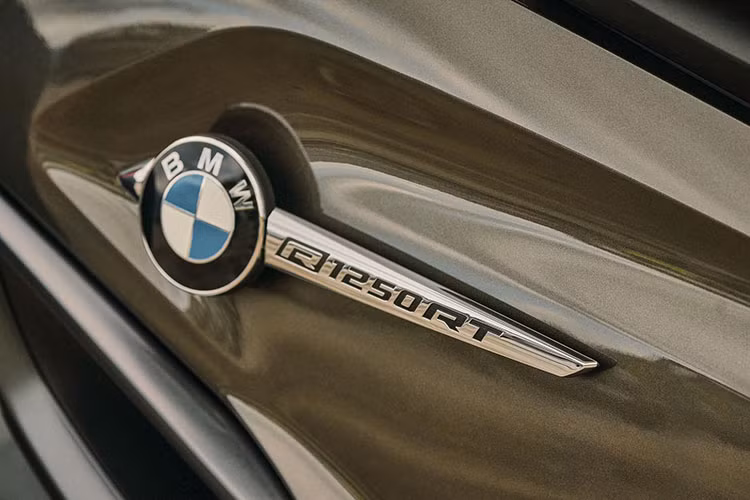 BMW R1250RT 2022 vẫn sở hữu hệ thống phuộc trước dạng BMW Telelever đường kính 37 mm, phuộc sau BMW EVO Paralever Monoshock có thể điều chỉnh. Phanh đĩa kép trước 320 mm với kẹp phanh 4 pis, đĩa phanh sau 276 mm với kẹp phanh 2 pis cùng với hệ thống BMW Motorrad ABS Pro, vành mâm hợp kim 17 inch với kích thước lốp trước sau là 120/70-17 và 180/55-17.
