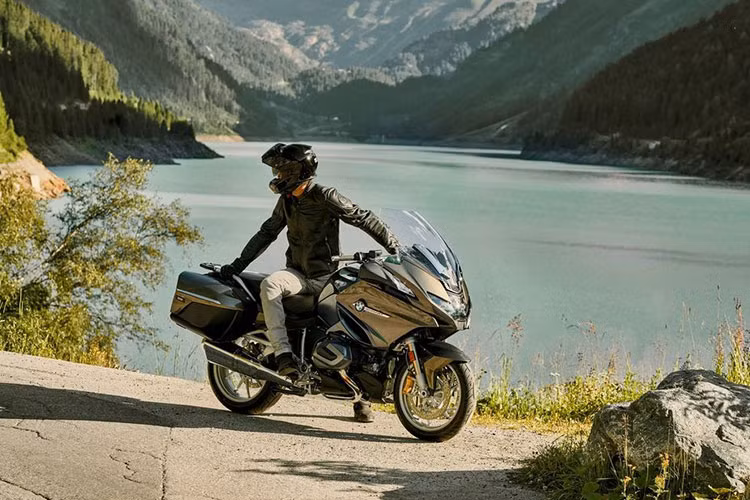 Ở thế hệ BMW R1250RT 2022 mới, nó được BMW Motorrad giữ nguyên thiết kế với kiểu dáng touring đồ sộ, dàn đầu xe là một khối hoành tráng che chắn cho người lái cùng trọng tâm xe thấp, yên lái lớn mang lại sự thoải mái cao nhất cho người cầm lái.