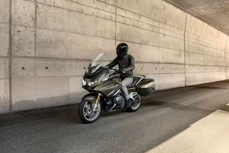 Ngoài ra, xe còn được bán tùy chọn với gói Premium trị giá 4.500 USD tương đương với hơn 100 triệu đồng để sở hữu thêm nhiều trang bị và chế độ lái đặc biệt. Xe sẽ chính thức lên kệ từ tháng 11/2021 này.
