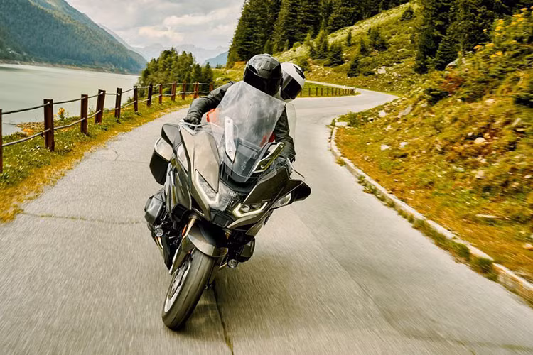 Ở thế hệ mới, giá xe BMW R1250RT 2022 với 4 màu sơn với mức bán ra tại thị trường Châu Âu từ 19.695 USD đến 21.690 USD (tương đương với khoảng từ 454 triệu đồng cho đến 499 triệu đồng) tùy phiên bản màu.