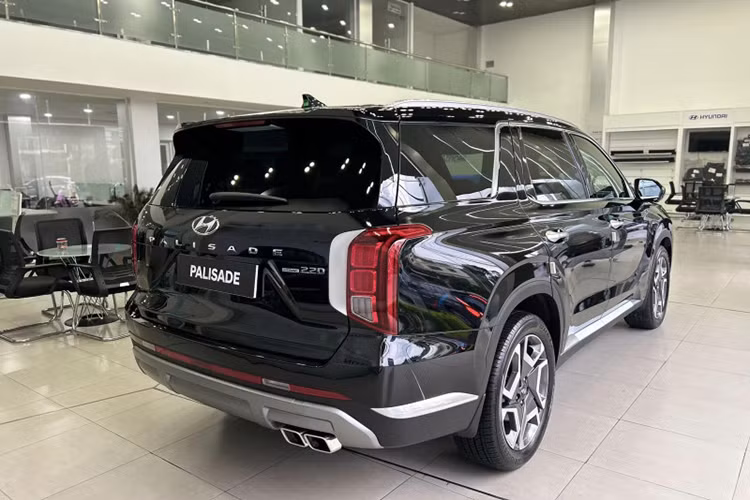 Trang bị an toàn của mẫu xe với 7 túi khí, cảnh báo áp suất lốp, đèn pha tự động thích ứng, hỗ trợ phòng tránh va chạm điểm mù, hỗ trợ phòng tránh va chạm khi lùi xe, cảnh báo va chạm khi ra khỏi xe, hỗ trợ giữ làn đường LFA &amp; LKA, phòng tránh va chạm trước FCA, điều khiển hành trình thông minh Smart Cruise Control, cảnh báo người lái mất tập trung DAW và hỗ trợ đỗ xe chủ động.