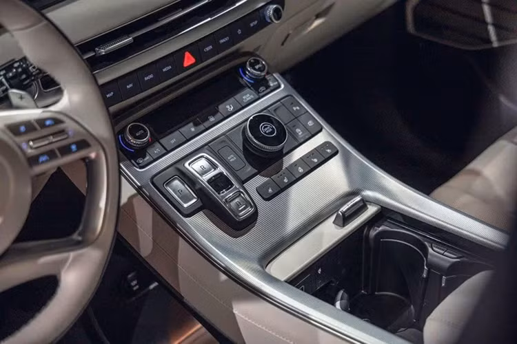 Có giá rẻ hơn 2 đối thủ cùng phân khúc là Ford Explorer và Volkswagen Teramont nên Hyundai Palisade đương nhiên cũng có doanh số khả quan hơn. Trong năm 2023, hãng Hyundai đã bán được tổng cộng 413 chiếc Palisade cho khách hàng Việt Nam. Trong tháng 1/2024, mẫu SUV cỡ lớn này đạt doanh số 85 xe, giảm 67% so với tháng 12/2023 do tình hình chung của toàn thị trường.