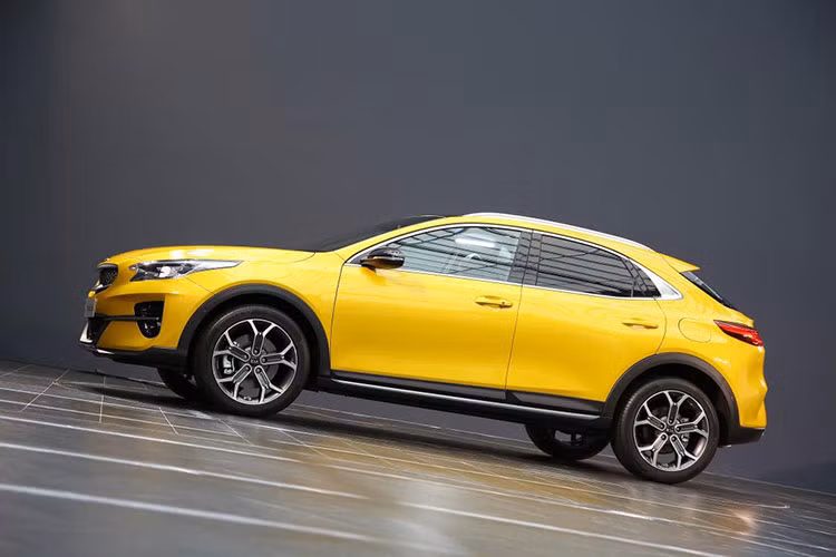Về ngoại thất, Kia XCeed mang trong mình "dòng máu" hoàn toàn mới từ Kia, đây cũng là ADN thiết kế chung trên tất cả dải sản phẩm của hãng này thời gian gần đây. Đầu tiên, điểm nhận diện không thể nhầm lẫn chính là mặt ca-lăng hình mũi hổ đặc trưng nay đã được làm sắc nét hơn với đường bao viền bằng nhôm mờ cứng cáp.