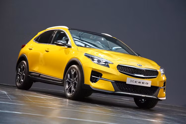 Mới đây, hãng xe hơi Hàn Quốc vừa chính thức trình làng mẫu crossover đô thị Kia XCeed 2020 mới tới thị trường châu Âu. Xe được định vị nằm giữa phân khúc của Stonic và Sportage. Cũng có thể coi đây là phiên bản crossover hóa của chiếc wagon ProCeed hoặc chiếc hatchback Ceed mà Kia đang bán tại châu Âu.