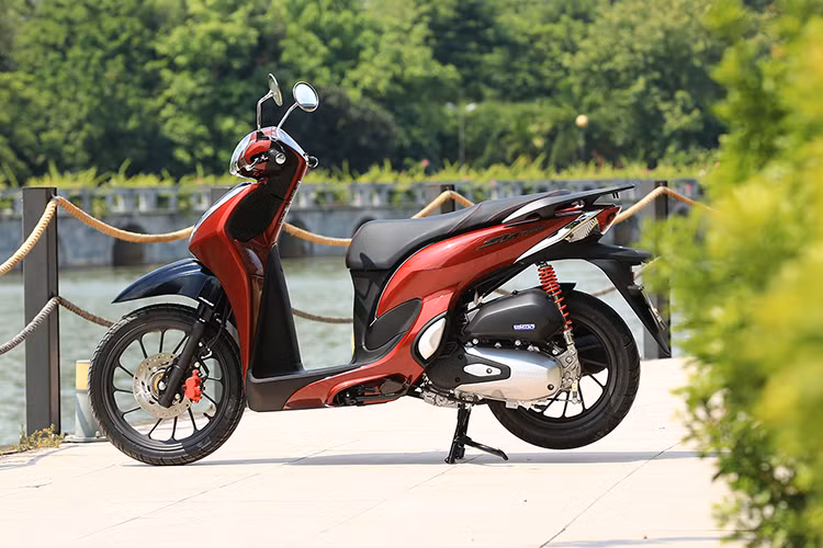 Sau 7 năm ra mắt, Honda Sh mode 2020 mới phiên bản nâng cấp với sự thay đổi hoàn toàn diện mạo và nâng cao khả năng vận hành chính thức được ra mắt, đáp ứng mạnh mẽ hơn nữa nhu cầu cũng như sự nhạy bén trong phong cách thời trang của khách hàng, mang đến cảm nhận trọn vẹn hơn về sự cao cấp và tinh tế trong từng chi tiết của mẫu xe. 