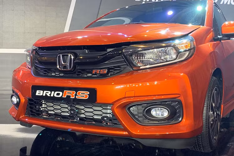 Thiết kế ngoại thất của Honda Brio 2019 mới khá trẻ trung so với các đối thủ cùng phân khúc hạng A hiện nay, khá giống như những người anh em Honda City, Jazz hay Civic. Kiểu thiết kế này khiến Brio cạnh tranh trực tiếp với VinFast Fadil, đều là 2 mẫu xe mới trong phân khúc.
