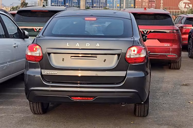 Lada Granta được giới thiệu là mẫu xe có mức giá khởi điểm thấp nhất, dự kiến khoảng 360 triệu đồng. Xe thuộc phân khúc sedan hạng B, sở hữu kích thước dài 4.260 mm, rộng 1.700 mm, gần tương đương mẫu Mitsubishi Attrage tại Việt Nam.