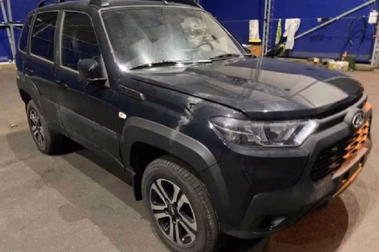 Trong khi đó, mẫu sedan Lada Vesta cũng thuộc hạng B nhưng được định vị cao cấp hơn Granta nhờ thiết kế hiện đại cùng trang bị nội thất vượt trội. Xe có chiều dài 4.410 mm và rộng 1.764 mm.