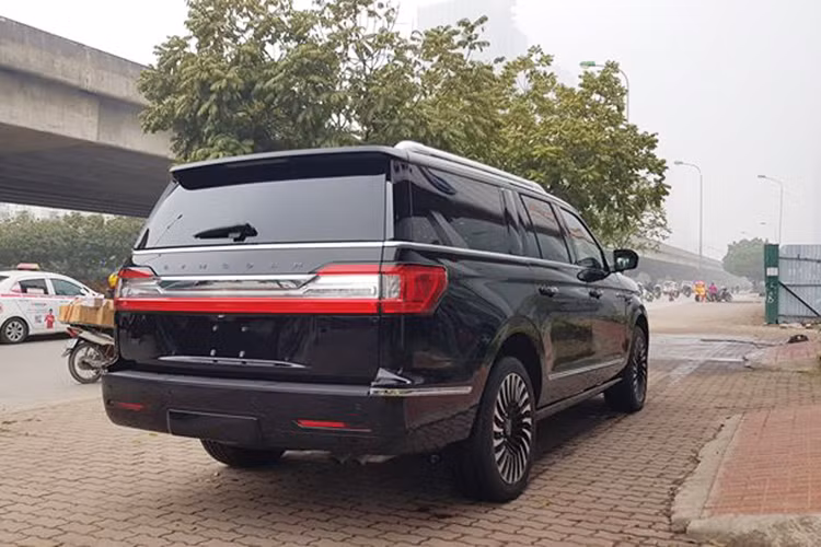 Mẫu xe này không được phân phối chính hàng từ công ty mẹ Ford, mà chỉ thông qua các nhà nhập khẩu tư nhân ở Việt Nam. Giá xe Lincoln Navigator Black Label 2019 trong bài viết được chào bán khoảng 8,7 tỷ đồng - nó được xem là đắt đỏ ngang với mẫu xe sang Lexus LX570.