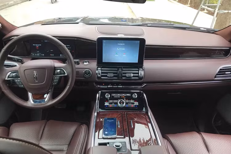 Bên trong, Lincoln Navigator Black Label L 2019 tại Việt Nam sở hữu đến 3 hàng ghế. Riêng hàng ghế thứ 3 có thể gập lại nhằm tăng diện tích cho khoang chứa đồ. Các trang bị cao cấp nội thất của chiếc SUV hạng sang cỡ lớn của Ford có hệ thống thông tin giải trí SYNC 3, tương thích Apple CarPlay và Android Auto.