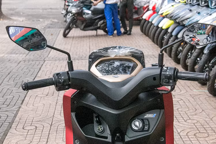 Đồng hồ hiển thị được đặt cố định trên phần đầu xe với phần viền màu vàng đồng. Các thông số trên đồng hồ đều là dạng kỹ thuật số màu âm bản đơn sắc. Cụm công tắc của LEXi không quá đặc biệt, tuy nhiên vị trí bật/tắt đèn chiếu sáng được thay thế bằng công tắc đèn cảnh báo (hazard).