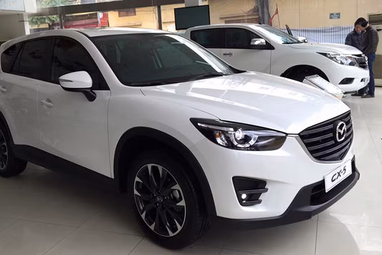 Hiện nay tại thị trường xe ôtô đã qua sử dụng, chỉ cần hơn 700 triệu đồng - người mua đã có thể tậu được xe Mazda CX-5 đời mới đã qua sử dụng. Việc xe Mazda CX-5 khi đã qua sử dụng có thể dễ dàng dự đoán, khi giá xe mới do nhà phân phối Thaco Trường Hải đưa ra liên tục khuyến mãi trong thời gian gần đây.