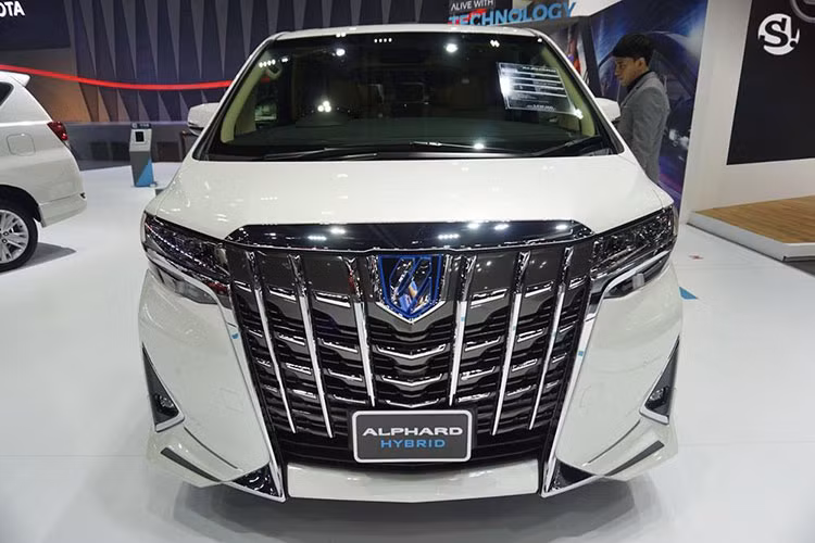 Toyota Alphard 2018 sở hữu kích thước chiều dài rộng và cao lần lượt là: 4915 x 1850 x 1890mm và chiều dài cơ sở là 3000mm. Mẫu MPV hạng sang này gây ấn tượng với người đối diện với cụm lưới tản nhiệt hình con suốt có kích cỡ lớn mạ chrome trông rất bề thế.