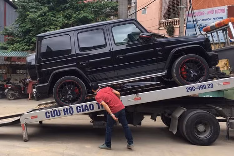 Đối với những chiếc xe thuộc diện phân phối chính hãng từ Mercedes-Benz Việt Nam, các khách hàng sẽ phải đợi một thời gian dài nhưng giá bán chỉ hơn 10 tỷ đồng. Chiếc G63 AMG 2019 này mới về với thành phố Hòa Bình được chủ xe tiết lộ có giá gần 15 tỷ sau khi ra biển 28A.