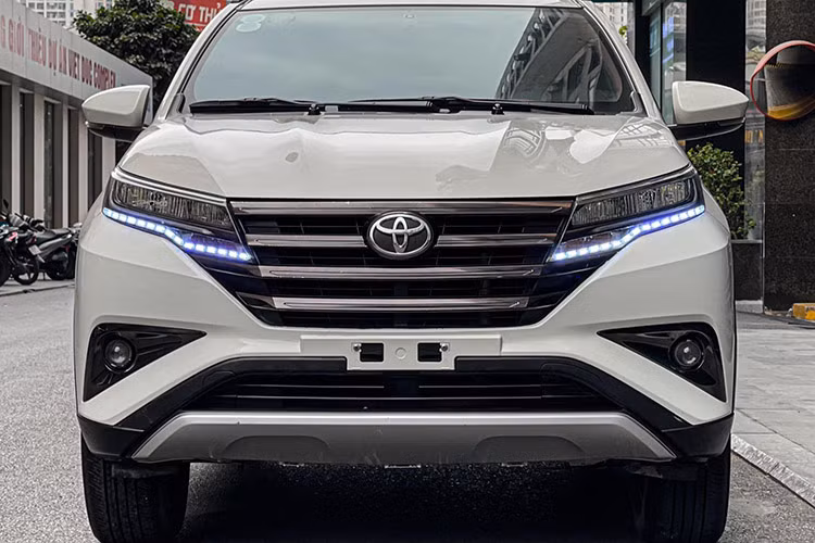 Phần đầu xe nổi bật với cụm đèn LED tích hợp đèn ban ngày, kết hợp với lưới tản nhiệt kiểu 4 thanh ngang cứng cáp. Bên dưới là cụm đèn sương mù được đặt trong hốc gió. Dọc thân xe, các đường gân dập nổi giúp Rush 2019 mang lại cảm giác thể thao và năng động, phù hợp với thị hiếu của những người yêu thích phong cách thiết kế khỏe khoắn.