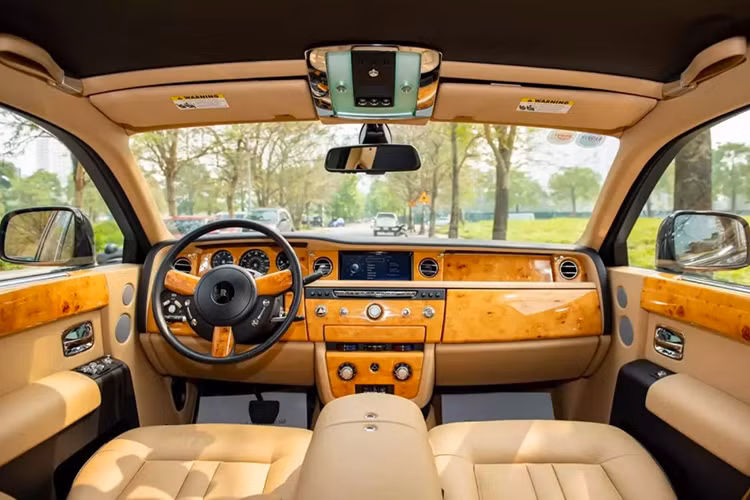 Thuộc bản trục cơ sở dài nên khoang hành khách của chiếc Rolls-Royce Phantom Series II đang được rao bán khá rộng rãi. Xe trang bị đầy đủ "đồ chơi" như bàn làm việc, tủ lạnh mini, hộc chứa cốc. Ở giữa 2 hàng ghế sau còn có một phím điều khiển chức năng rất tiện lợi.