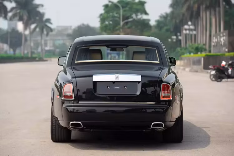 Màn hình giải trí trung tâm của chiếc xe siêu sang Rolls-Royce Phantom Series II này sẽ hiện ra thông qua 1 nút bấm, khi màn hình này gập lại sẽ là 1 tấm gỗ ốp đi kèm đồng hồ xem giờ. Trái tim" của Rolls-Royce Phantom Series II vẫn được trang bị khối động cơ V12, dung tích 6.75 lít.