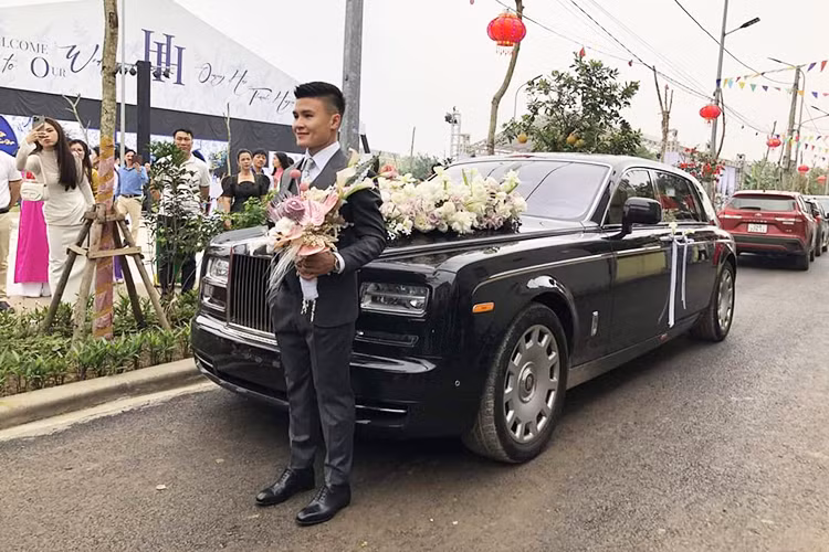 Ngày 28/3 vừa qua, tiền vệ Quang Hải đã chính thức đưa nàng về dinh bằng lễ cưới hoành tráng với sự góp mặt của nhiều cầu thủ bóng đá của tuyển Việt Nam và đặc biệt là cựu HLV Park Hang Seo. Trong ngày vui này, chiếc Rolls-Royce Phantom tại đám cưới Quang Hải được chọn làm xe rước dâu.