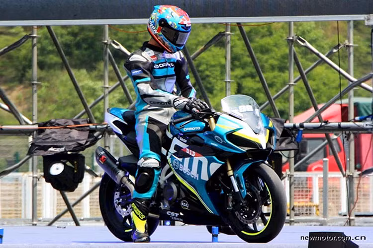 Mức giá xe CFMoto CF250SR hiện chưa được công bố tại thị trường Trung Quốc, tuy nhiên dự đoán nó sẽ rẻ hơn nhiều so với các đối thủ cùng phân khúc môtô thể thao cỡ nhỏ đang bán ra trên thị trường hiện nay.