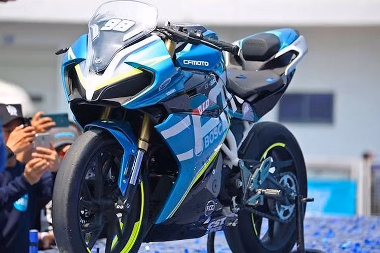Do dựa trên cơ sở "người anh em" 250NK trước đó, mẫu xe môtô CFMoto CF250SR mới này cũng được trang bị bộ khung bằng thép ống dạng trellis, bao quanh động cơ động cơ xi-lanh đơn DOHC 4 kỳ làm mát bằng chất lỏng, phun xăng điện tử và được tích hợp hộp số 6 cấp.