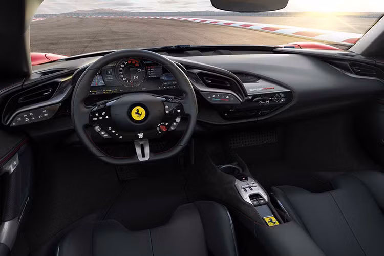 Siêu xe Ferrari SF90 Stradale được trang bị động cơ xăng V8, tăng áp, dung tích 4.0 lít, sản sinh công suất tối đa 769 mã lực và mô-men xoắn cực đại 800 Nm. Động cơ này kết hợp với hệ thống hybrid bao gồm 3 mô-tơ điện. Trong đó, 1 mô-tơ điện nằm kẹp giữa động cơ V8 và hộp số tự động ly hợp kép 8 cấp mới. 2 mô-tơ điện còn lại được đặt trên cầu trước của Ferrari SF90 Stradale.
