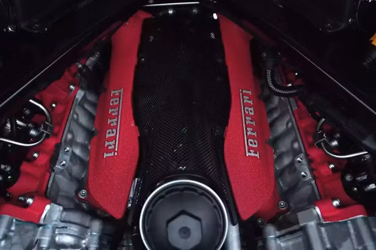 Ngoài ra, SF90 Stradale còn được trang bị nút cảm ứng mới để người lái dễ dàng chỉnh những tính năng hay dùng như điều hòa. Vô lăng của Ferrari SF90 Stradale tích hợp nút eManettino để người lái chọn 4 chế độ vận hành mới, bao gồm eDrive cho phép xe chạy yên lặng trong nội thành, Hybrid mặc định sẽ tối ưu hóa khả năng tiết kiệm xăng của động cơ. 