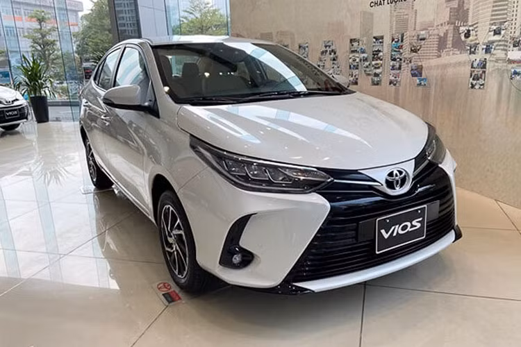 Toyota Vios đạt doanh số 2.228 xe trong tháng 3/2022, tăng hơn 1.000 xe so với tháng trước. Thứ hạng của mẫu sedan hạng B tăng 1 bậc trong top 10. Dù chưa thể lấy lại vị thế dẫn đầu toàn thị trường, Toyota Vios đã vượt mặt Hyundai Accent để trở thành mẫu xe bán chạy nhất phân khúc sedan hạng B.