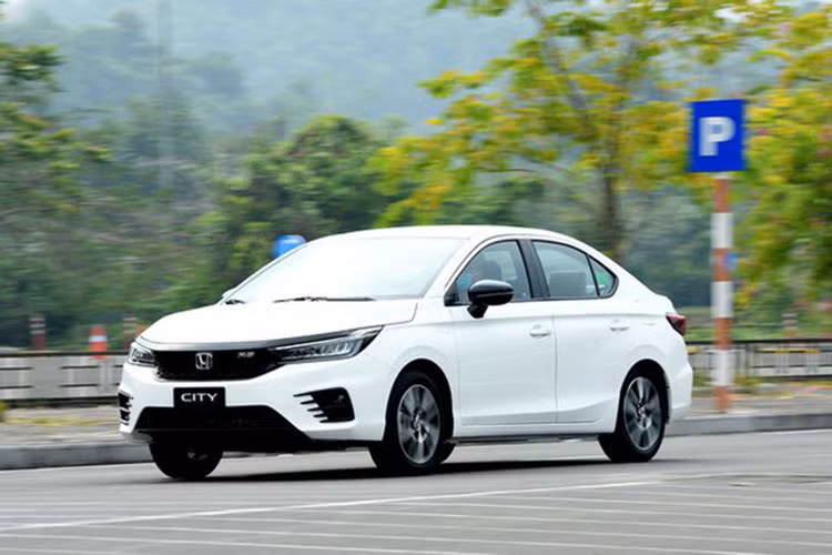 So với 771 xe bán ra trong tháng 2, doanh số của Honda City tăng gấp 2,5 lần với 1.744 xe trong tháng 3, đồng thời giúp mẫu sedan hạng B này góp mặt trong top 10 xe bán chạy nhất ở vị trí thứ 4. Honda City phiên bản 2021 được thiết kế mới, sử dụng động cơ 1.5L kết hợp với hộp số tự động vô cấp CVT. Tại Việt Nam xe bán ra 4 phiên bản là E, G, L và RS với mức giá dao động từ 499 đến 599 triệu đồng.