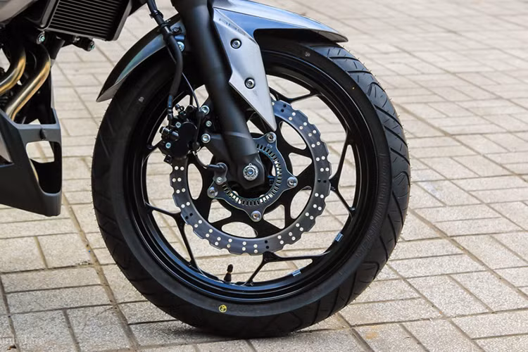 Chiếc naked-bike 300 phân khối trang bị cặp phuộc trước dạng ống lồng đường kính 37 mm, giảm xóc Bottom-Link Uni-Trak dạng đơn phía sau. Xe được trang bị phanh đĩa đơn trước với đường kính 290 mm và sau với đường kính 220 mm, điểm mạnh của Z300 tại thị trường Việt Nam là được trang bị hệ thống chống bó cứng phanh ABS.