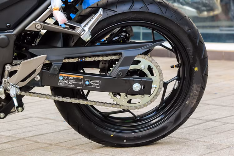Phía sau xe được trang bị phanh đĩa đơn kích thước 220mm, đi kèm với đó là cặp vành 17 inch. Kích thước lốp của xe phía trước là 110/70 và lốp sau là 140/70. Được coi là phiên bản naked-bike của chiếc Ninja 300, hệ thống ống xả của Z300 cũng được chia sẻ từ người anh em của mình nên không có nhiều khác biệt.